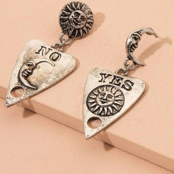 Vintage Sun & Moon Engraved Ouija Planchette Tarot Style Earrings π - Picture 7 of 7
